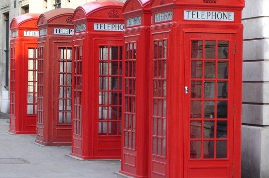 les cabines téléphoniques  de couleur rouge sont un peu le symbole de