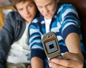 Les jeunes préfèrent leur mobile à leur ordinateur Les jeunes préfèrent leur mobile à leur ordinateur