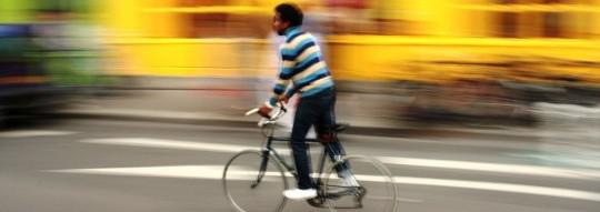 cycliste a Paris Découvrez Paris à vélo avec HostelBookers