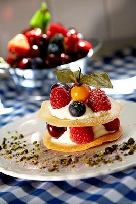 TUILES en MILLEFEUILLE, CRèME FOUETTéE au CHOCOLAT BLANC et FRUITS ROUGES TUILES en MILLEFEUILLE, CRèME FOUETTéE au CHOCOLAT BLANC et FRUITS ROUGES