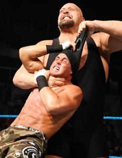 Big Show retire la cagoule de Joey Mercury Jory Mercury sans sa cagoule