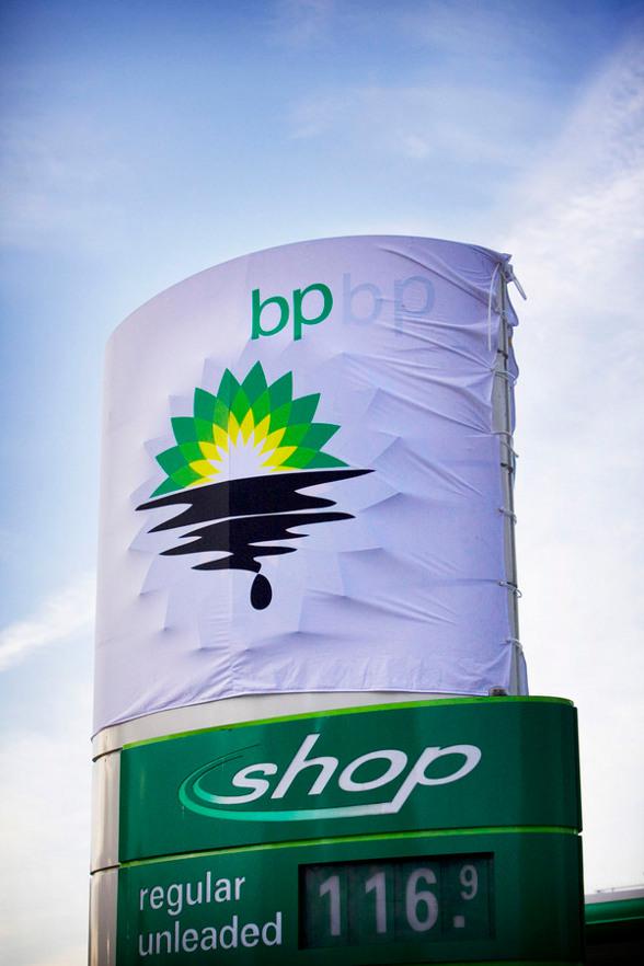 Marées noires : pour sortir du pétrole, Greenpeace agit et ferme 50 stations services à Londres Marées noires : pour sortir du pétrole, Greenpeace agit et ferme 50 stations services à Londres