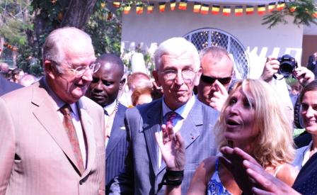 Le Roi Albert avec Brigitte Capon devant les En-Chanteurs