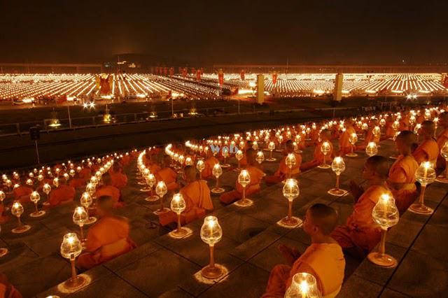 Wat Phra Dhammakaya 320.000 m² de méditation pour 300.000 personnes (vidéo)