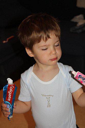 Comment Théo choisit un bon dentifrice ! 15 Juin 2010 (2)