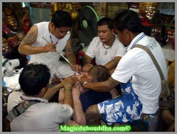 Tatoo Thaïlande: Vénérable Ajahn-Kaew, un maître sak yant (vidéo)