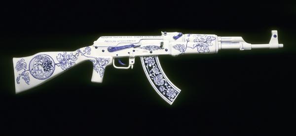 Céramique dérangeante et design : le AK 47 en faïence de Delft