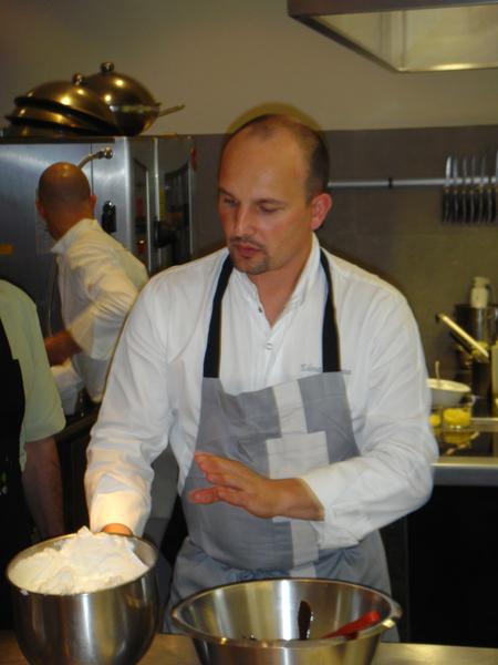 20100716 Atelier Guy Martin 04 cheff souffle chocolat (ChrisoScope) 20100716 Atelier Guy Martin 04 cheff souffle chocolat Cours de cuisine à lAtelier Guy Martin (ChrisoScope)