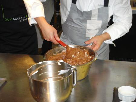 20100716 Atelier Guy Martin 07 souffle blancs chocolat (ChrisoScope) 20100716 Atelier Guy Martin 07 souffle blancs chocolat Cours de cuisine à lAtelier Guy Martin (ChrisoScope)