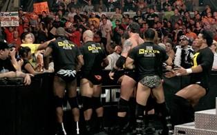 La Nexus protège son leader Wade Barrett recoit de l'aide de la Nexus