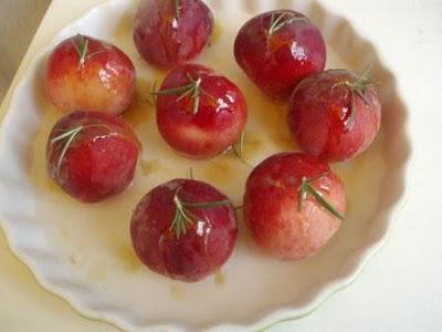 Pêches au romarin, abricots à la lavande, le tout au four