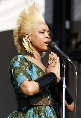 Erykah Badu blonde platine et iroquois