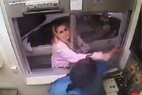 Photo : Une femme agresse la vendeuse d'un McDonald's