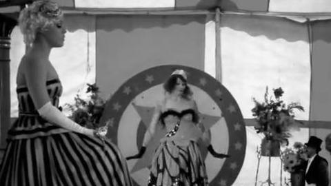 Pink nous offre une nouvelle version du clip Please don't leave me Pink nous offre une nouvelle version du clip Please don't leave me