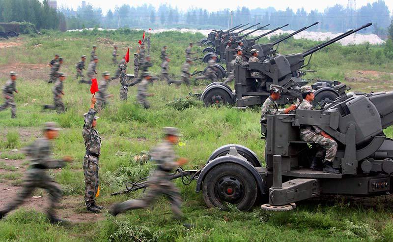 Mardi 3 août, l'armée chinoise a commencé un grand exercice militaire antiaérien au nom de code «Avant-Guarde 2010», dans les deux provinces chinoises du Shandong et du Henan. 12.000 soldats et officiers de la troupe antiaérienne ont participé aux manœuvres. 