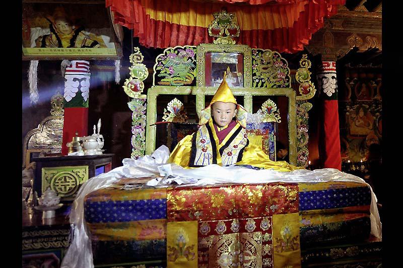 Ce garçonnet de 4 ans couvert d’or et de brocarts vient d’être intronisé «6e bouddha vivant» par les autorités chinoises de la province «autonome» du Tibet. Mais cette décision n’est pas aussi importante qu’il y paraît. Pour au moins deux raisons. Les «bouddhas vivants» n’ont rien d’exceptionnel : on en dénombre près de 2000 dans le bouddhisme tibétain. Et les bouddhistes libres, exilés depuis 1950 hors du Tibet, ne reconnaîtront sûrement pas celui-là. Désigné sous l’égide d’un 11e panchen-lama (second dignitaire spirituel après le dalaï-lama) que cette communauté considère déjà comme un imposteur, cet enfant n’exercera aucune autorité sur elle. 