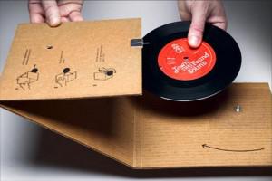 cardboard record player box 300x200 Un 45 tours version objet publicitaire pour GGRP