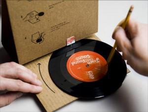 cardboard record player 300x227 Un 45 tours version objet publicitaire pour GGRP
