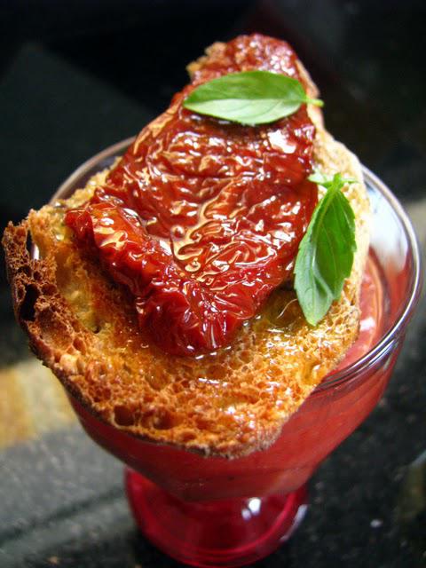 Soupe froide de beefsteak comme un gazpacho, tartine de tomates confites