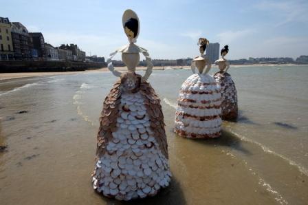 Les femmes-coquillages (The Shell Ladies) d’Ann Carrington à Margate (Kent)