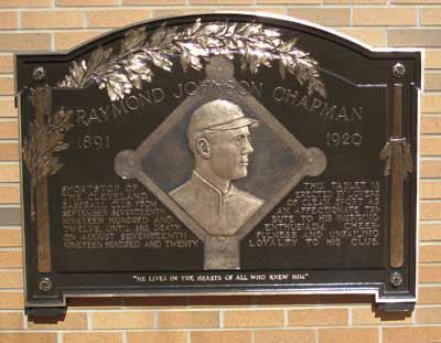 Plaque dédiée à Ray Chapman à l'entrée du Progressive Field, le stade des Indiens de Cleveland.