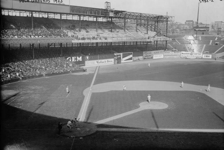 Le Polo Grounds (ici en 1923), stade que louaient les Yankees avant la construction du Yankee Stadium. Le lieu du drame.