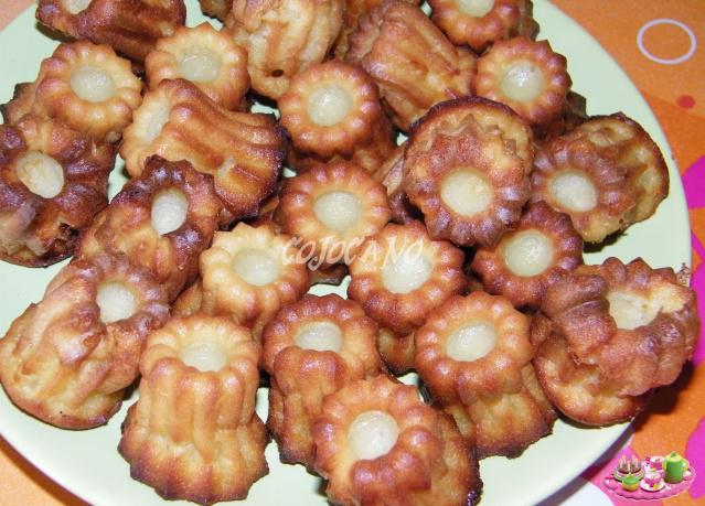 Mini cannelés à la noix de coco http://i39.servimg.com/u/f39/11/69/53/34/101_1218.jpg