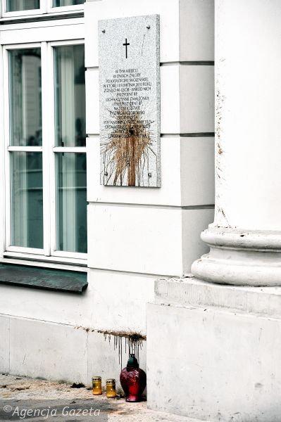 http://bi.gazeta.pl/im/3/8262/z8262803X,Tablica-na-Palacu-Prezydenckim-zachlapana-fekaliami.jpg
