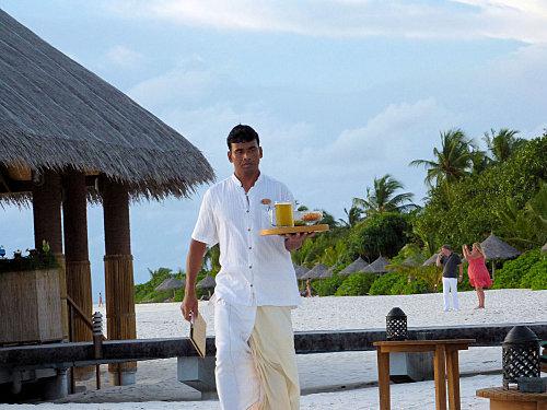 Ile coco palm dhuni kolhu serveur-maldivien-copie-1.jpg