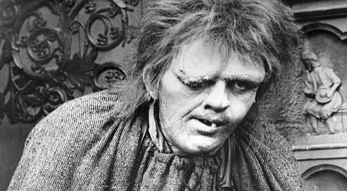 Un Anglais retrouve le vrai bossu de Notre-Dame «Ce petit œil gauche obstrué d'un sourcil roux en broussaille tandis que l'œil droit disparaissait entièrement sous une énorme verrue». En 1983, Anthony Hopkins incarne Quasimodo.