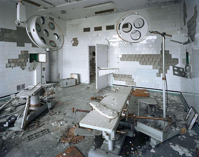 Tchernobyl tour http://www.metiviergallery.com/img/artwork/polidori_pripyat_operating_room_126_lg.jpg