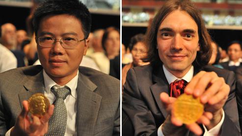 Deux Français parmi les lauréats de la médaille Fields Les Français Ngo Bao Chau (université de Paris-Sud) et Cédric Villani (Institut Poincaré) posent avec leurs médailles, jeudi à Hyderabad, en Inde. Crédit photo : AFP/Noah SEELAM