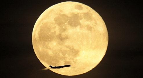 La Lune aurait tendance à se contracter Les scientifiques de la Nasa ont observé de très nombreuses failles de chevauchement réparties sur l'ensemble de la surface lunaire. (Crédits photo : AP)
