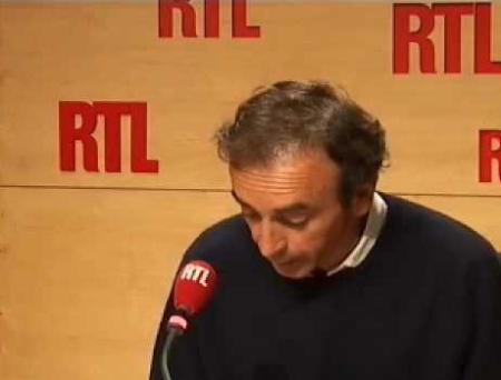Vidéo Buzz Lorsqu'éric Zemmour sort de son lit et arrive sur l'antenne d'RTL