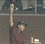 L'arbitre ne retrouve plus son carton jaune + un fan de baseball habile de ses mains fan-baseball-phillies-une-main.jpg