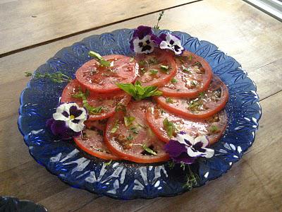 Assiette de tomates du jardin à l'huile d'olive verte La Belle Excuse