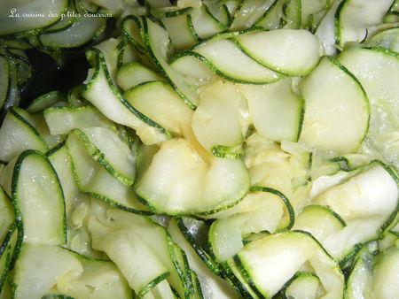 Salade de courgettes , basilic , citron , feta et tomates . DSCF6587