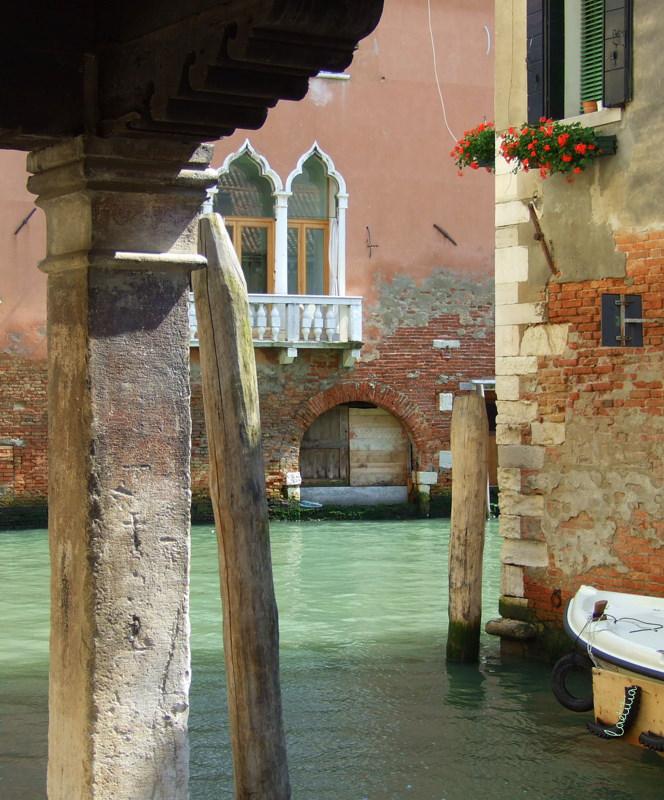 ...Venise ajoute à ses beautés mille fois chantées et aux...