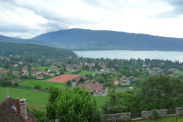 Vue de Menthon-Saint-Bernard depuis le château Menthon-Saint-Bernard et le lac d’Annecy