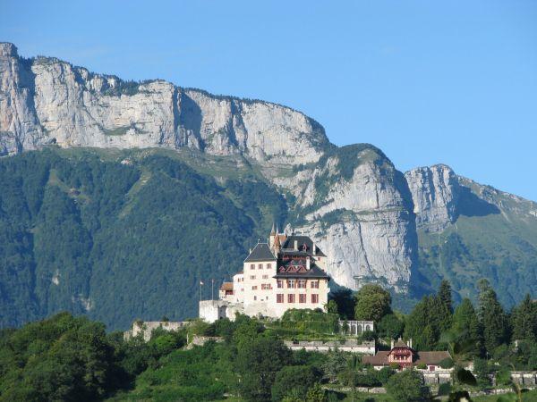 Le château de Menthon-Saint-Bernard. Menthon-Saint-Bernard et le lac d’Annecy