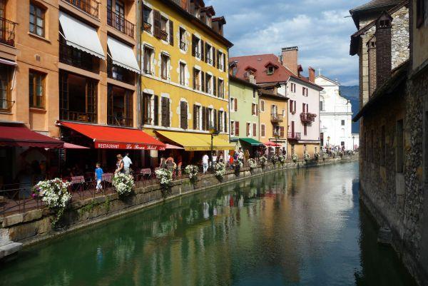 Jolie vue du vieil Annecy Menthon-Saint-Bernard et le lac d’Annecy