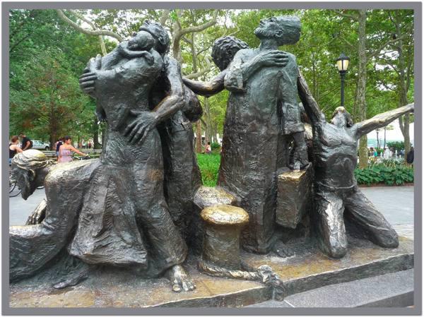 monument migrants Réalisme et dramatisation