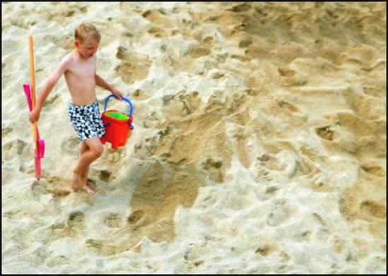 Plage active jouer-torse-nu-dans-le-sable.1280578632.jpg