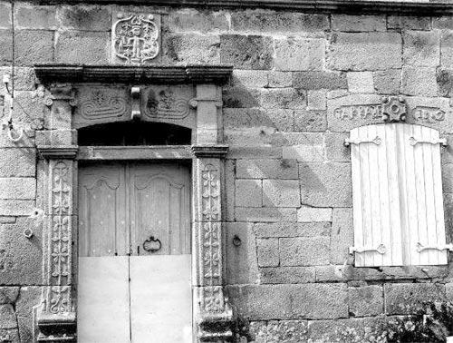 Une représentation de tailleur de pierre datant de 1802 à La Courbatière (Lavigerie, 15) Une représentation de tailleur de pierre datant de 1802 à La Courbatière (Lavigerie, 15)