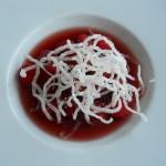 Soupe de vin rosé aux framboises, vermicelles de riz soufflés