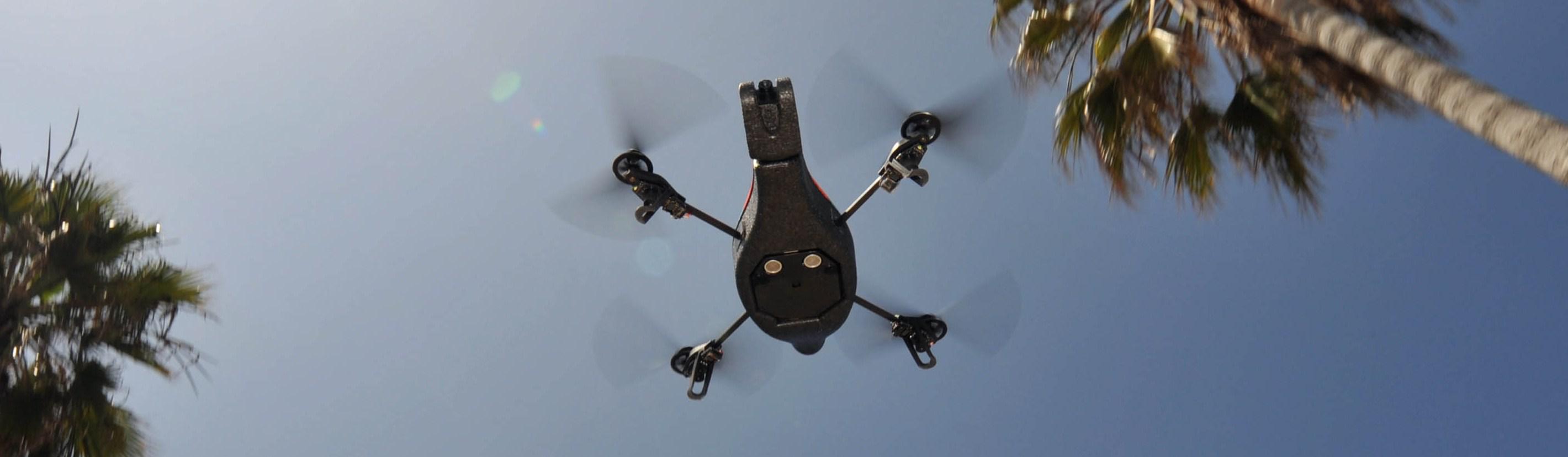 parrotdrone oosgame weebeetroc [actu iPhone] PARROT AR.Drone, pilotez un drone avec votre iPhone.