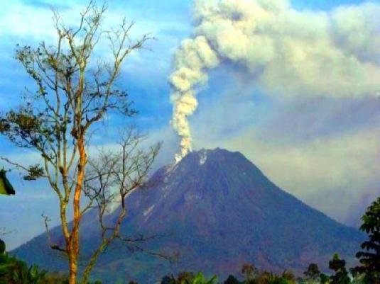 Indonésie : Réveil du volcan Sinabung, ...des milliers d'évacuations.