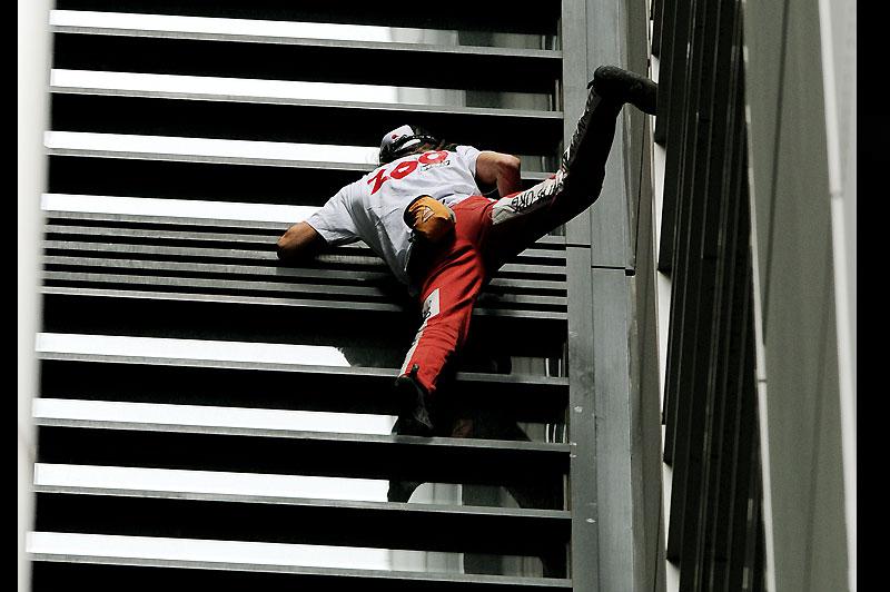 Spiderman. Lundi 30 août, le Français Alain Robert a escaladé en à peine 25 minutes les 57 étages (151 mètres de haut) du gratte-ciel du Lumiere Building de Sydney. Au sommet de la tour, il était attendu par les policiers australiens et a été placé en garde à vue. 