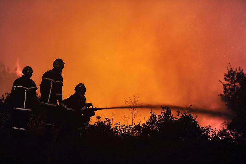 Incendies. Près de 3000 hectares de végétation ont été ravagés par une série d'incendies dans la nuit du lundi 30 au mardi 31 août, dans le sud de la France, à une dizaine de kilomètres de Montpellier. Les pompiers restaient largement mobilisés mardi.