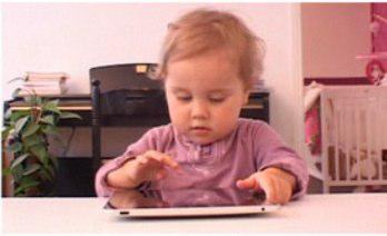 Quand un bébé découvre l’iPad